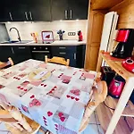 Peaceful In Close To Activities Жерарме